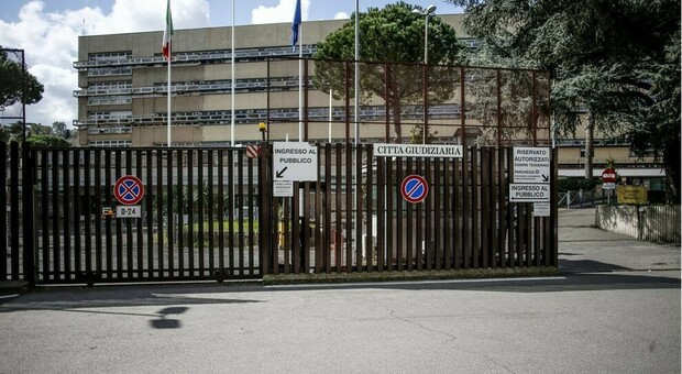Roma, ruba gioielli, orologi e soldi all’amica e fugge in Spagna: incastrata dalle foto su Facebook