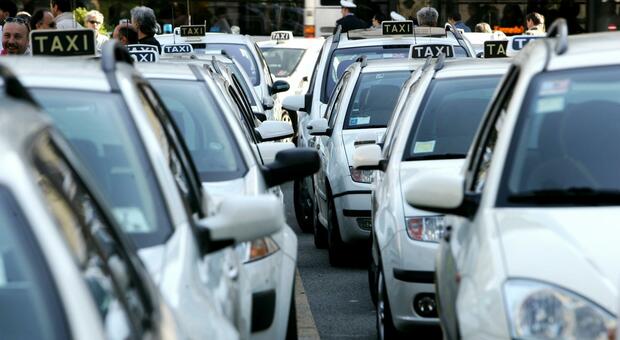 Taxi, graduatorie congelate: al Tar vincono i 70 esclusi. Il Comune di Roma: «Faremo appello»