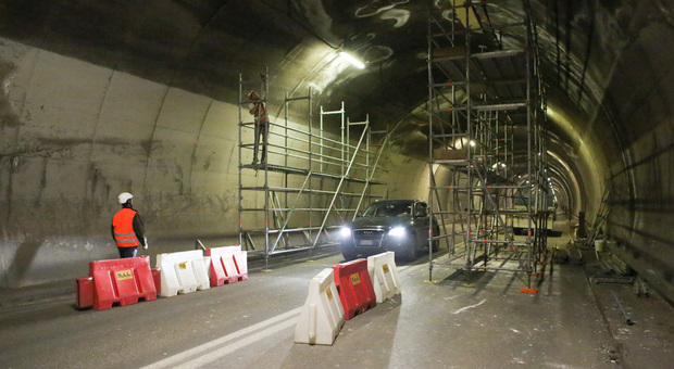 Galleria Comelico: «Per le Olimpiadi cantiere sospeso e stop ai camion». Intanto la conclusione dei lavori slitta di otto mesi