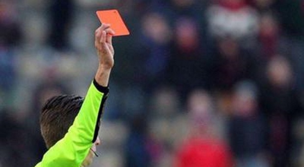 Arbitro picchiato da un calciatore dopo l'espulsione: sospetta frattura della mandibola. Partita sospesa, arriva la polizia