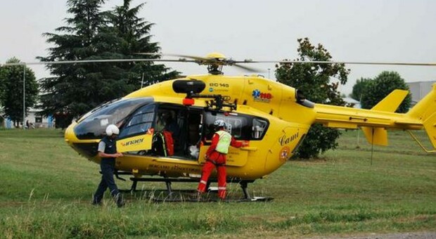 Perde l'equilibrio mentre lavora nel bosco e cade sotto gli occhi dei familiari: 63enne elitrasportato in ospedale Perde l'equilibrio mentre lavora nel bosco e cade sotto gli occhi dei familiari: 63enne elitrasportato in ospedale