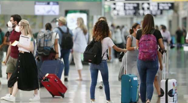 Fiumicino, addetto alle pulizie trova una borsa con 10mila euro e la consegna alla polizia: «Ho fatto la cosa giusta da fare» Fiumicino, addetto alle pulizie trova una borsa con 10mila euro e la consegna alla polizia: «Ho fatto la cosa giusta da fare»