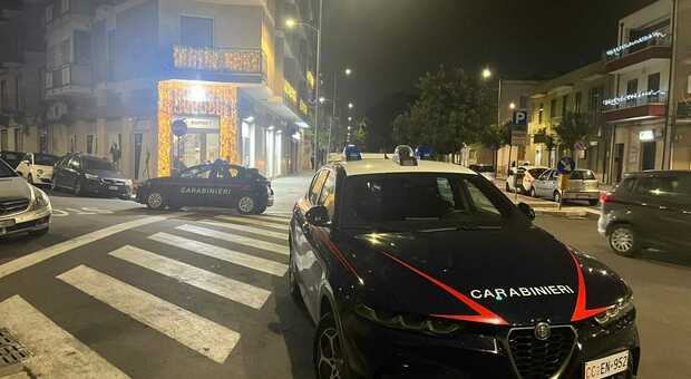 Rapina in un centro scommesse: banditi con il fucile, dipendente colto da malore