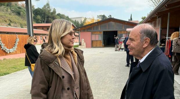 PER IL DIARIO Mercatino di Natale a La Farnesina Nella foto: Simona Agnes con Bruno Vespa Chiara Pellegrini/Ag.Toiati Chiara Pellegrini/Ag.Toiati