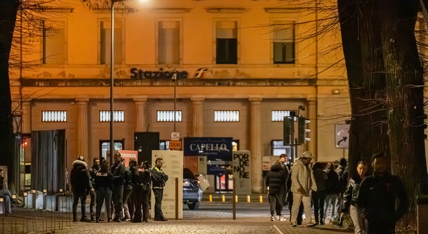 Rapina all'uscita da scuola, il papà della vittima interviene e picchia l'aggressore. Denunciato il 16enne Rapina all'uscita da scuola, il papà della vittima interviene e picchia l'aggressore. Denunciato il 16enne