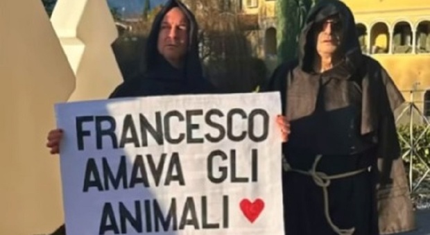 Cani non possono entrare in chiesa, gli animalisti protestano vestiti da frati. Don Andrea: «Questione di buonsenso e sicurezza»