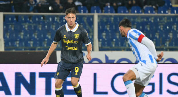 Serie B, il Frosinone rimonta a Pescara e stacca il Monza. Carrarese rilanciata Serie B, il Frosinone rimonta a Pescara e stacca il Monza. Carrarese rilanciata