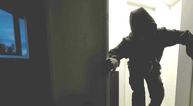 Trova due ladri in casa a Ferentino: anziano minacciato col coltello