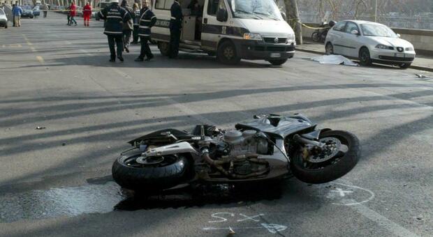 Marco Plez muore sul lungotevere Flaminio a Roma, sorpasso fatale in sella allo scooter: aveva 64 anni