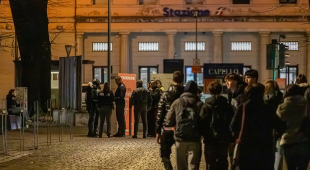 Rapina all'uscita da scuola, il papà della vittima picchia l'aggressore minorenne: per ora non rischia nulla