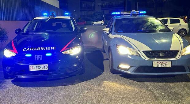 Roma, trova un uomo con la moglie in casa: lo fa inginocchiare e lo prende a martellate. «Io sono solo un amico»