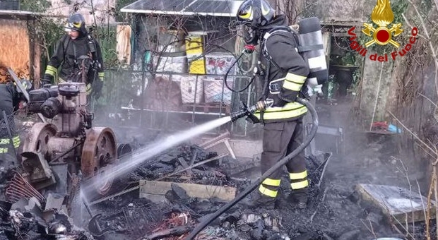 Incendio all'alba nella legnaia vicino alla chiesa di San Quirino, paura per le fiamme alte: il vicinato svegliato dall'odore del fumo Incendio all'alba nella legnaia vicino alla chiesa di San Quirino, paura per le fiamme alte: il vicinato svegliato dall'odore del fumo