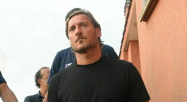 Totti, la scuola calcio condannata a risarcire l'ex segretaria: il pagamento (100mila euro) però non arriva