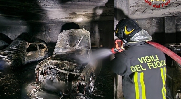 Incendio nel garage di un condominio, distrutte sette auto e quattro moto