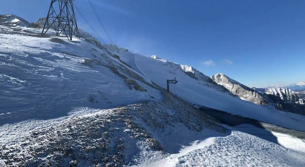 Marmolada, piste chiuse e ore di coda agli impianti nel weekend di apertura: sciatori inviperiti