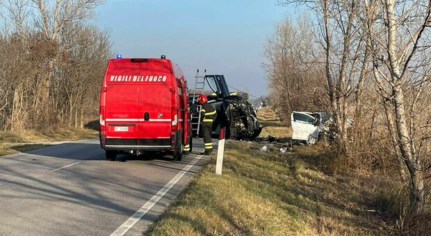 Incidente tra un'auto e un Mercedes Gle, 4 feriti: una donna ha avuto un duplice arresto cardiaco, è in fin di vita. Grave un uomo, coinvolta anche una bambina