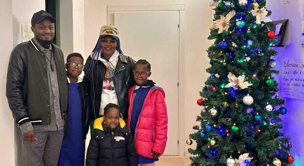 L’abbraccio di Natale: ritrovata la madre (portata via dai trafficanti in Libia). La famiglia si riunisce nel Salento