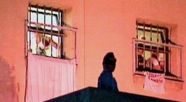 Evade dal carcere durante l'ora d'aria, si cala con un lenzuolo e poi scappa: il 31enne era stato arrestato per spaccio di eroina