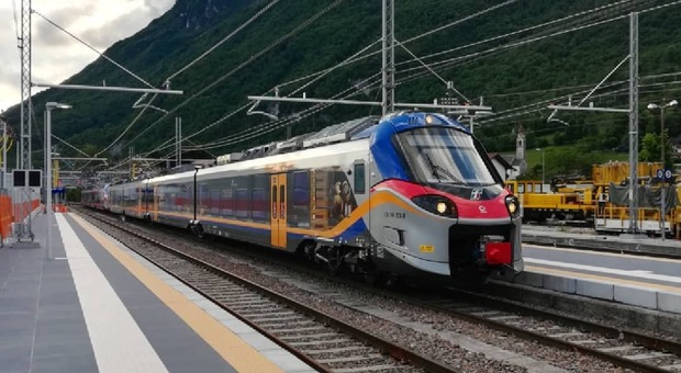 Treni, via alla linea elettrificata. Ma è già polemica: «Per colpa di una pensilina vecchia passano solo i convogli più piccoli»