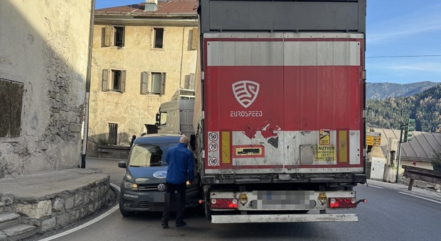 Alemagna, ancora caos traffico. Incidente alla strettoia in curva fra tir e furgoncino. «Qualcuno è passato con il rosso»