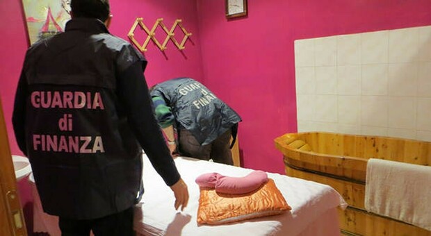 Prostituzione nel centro massaggi: durante il blitz scoperti tre clienti e quattro ragazze sfruttate. Arrestata la titolare