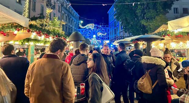 Parcheggi gratis per aiutare i negozi, l’assessore Dario annuncia la sosta libera in centro: il 20 e 24 dicembre e il 3 gennaio. È polemica