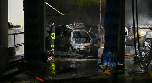 Incendio al distributore Q8, ipotesi dolo. Il titolare: «Qualcuno ha visto una figura uscire dal retro poco prima del rogo»