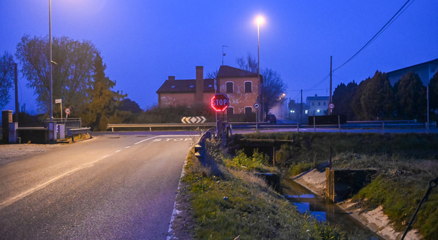 Incidente in via Desman, auto si schianta contro un tir e finisce nel fossato: gravissimo un 29enne