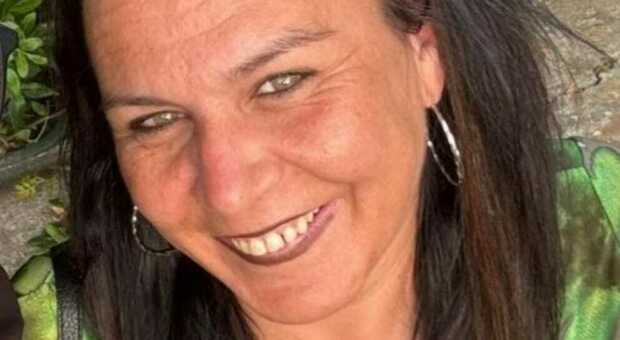 Elisa Franchino muore a 43 anni stroncata da un tumore. Il marito: «Voleva sposarsi in chiesa appena fuori dall'ospedale, non ci siamo riusciti»