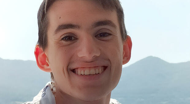 Nicola Piccolo muore a 20 anni dopo una lunga lotta con la malattia. Il papà: «Ci hai fatto scoprire un bene incredibile»