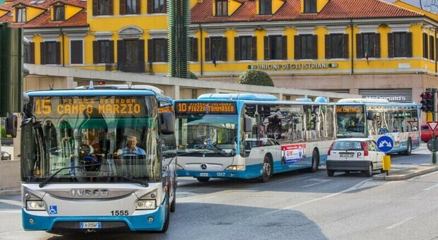 L'autista non apre le porte centrali del bus, ragazzo sale a bordo e lo picchia, poi fugge: denunciato. Prognosi di 8 giorni per il conducente