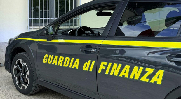 Si finge carabiniere per vincere la battaglia per il posto auto nel parcheggio del centro commerciale. Poi la sorpresa, il contendente è un finanziere