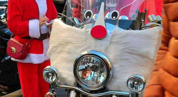 Incidente tra Babbi Natale in moto, Gabriele cade a terra con la Kawasaki: «Mi ha fatto mille euro di danni ed è scappato, trovatelo» (foto generica)
