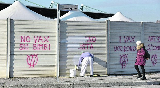 Scritte No-Vax allo stadio e sui muri della città, il Comune: «Danni per oltre 11mila euro: ora il vandalo risarcisca» Avviata un'azione legale