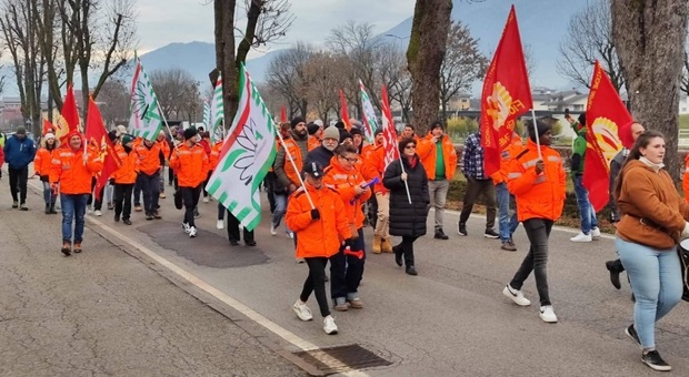 Hydro, tregua di Natale: stop agli oltre 115 licenziamenti e fabbrica in attività fino a febbraio. L'accordo tra azienda e sindacati