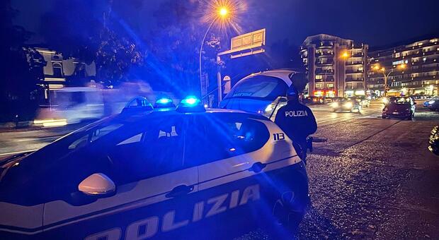 Pestato in stazione un 26enne: caccia ai tre aggressori