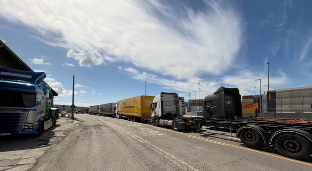 Malore mentre è nella cabina del tir, rianimato al porto e trasportano in ospedale: camionista 58enne muore poche ore dopo il ricovero