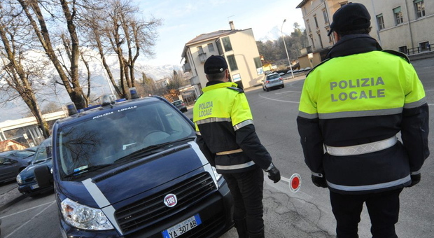 Controlli notturni sulle strade, scatta il piano Natale sicuro: «Vogliamo garantire la miglior tranquillità ai nostri cittadini e ai turisti»