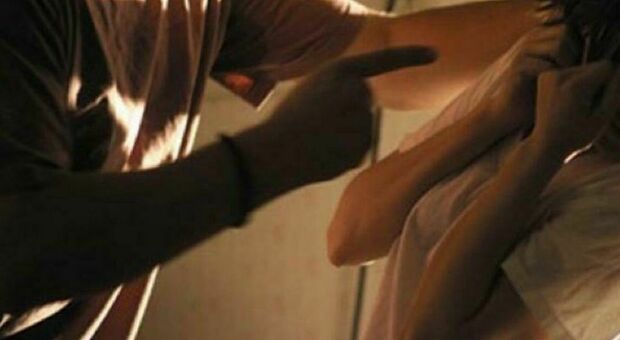 «Se ti trovo ti uccido, ti mando in Marocco in una cassa di legno»: marito condannato per le violenze sulla moglie con calci e pugni alla testa
