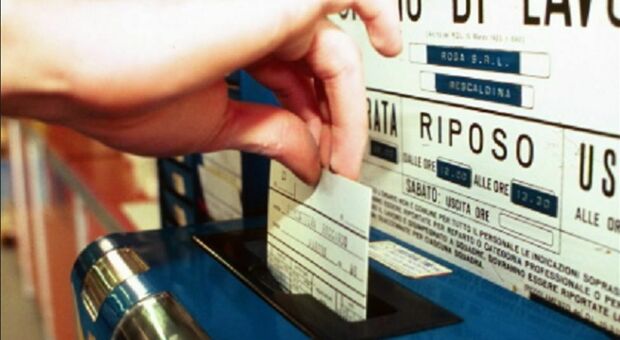 Dipendenti del Comune furbetti del cartellino, vanno al bar e dormono nel furgone: sospensione di 6 mesi senza stipendio