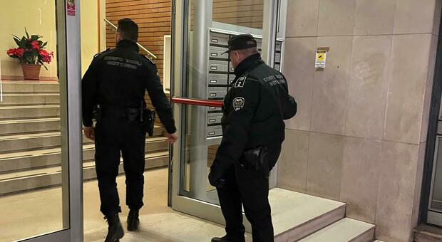 Vigilanza armata nel condominio, lo sfogo dei residenti: «Paghiamo per avere sicurezza»