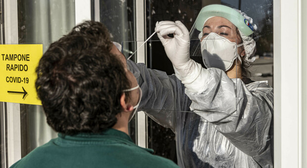 Covid, 31enne esce di casa mentre è positivo: assolto