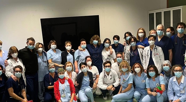 Emboli aspirati dal pool di medici, l'equipe salva il 56enne con l'intervento record: dalla vita appesa a un filo alla rinascita