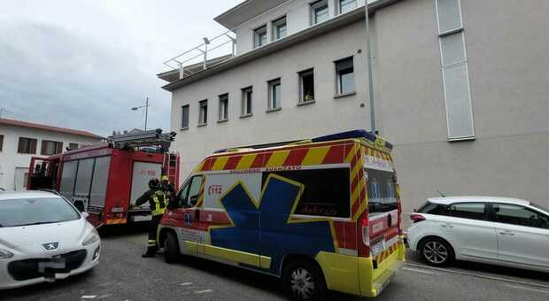 Dipendente Electrolux ha un malore in videocall, i colleghi lanciano l'allarme ai soccorsi e salvano il 40enne: «Sparito dalla riunione dopo i colpi di tosse»