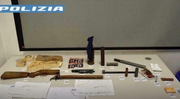 Terrorismo, 15enne arrestato nel trevigiano: è accusato di incitamento online a compiere atti di violenza contro donne ed ebrei: «Aveva già costruito un'arma da fuoco»