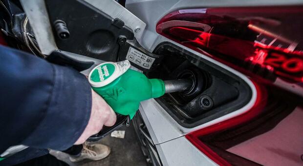 Un uomo fa il pieno di carburante in un distributore di strada San Mauro, Torino, 03 gennaio 2023. ANSA/JESSICA PASQUALON