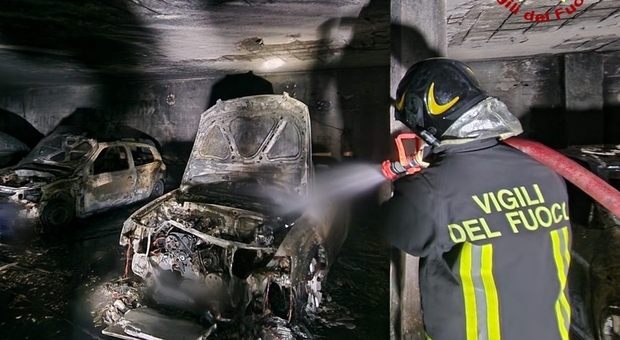 Piromane seriale delle auto, 35enne arrestato dopo l'incendio di undici mezzi: è sospettato di almeno trenta episodi