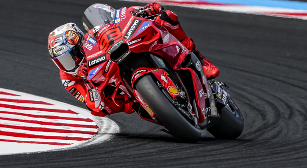 https://statics.cedscdn.it/photos/MED/2025/12/22/9259746_22101427_2025_motogp_ducati_mmarquez_action.jpg