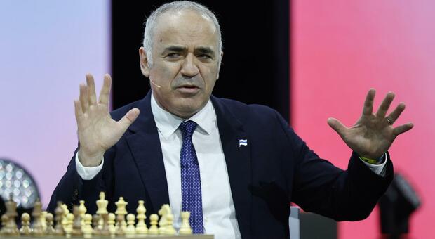 https://statics.cedscdn.it/photos/MED/2025/12/24/9263826_24140628_gerry_kasparov.jpg