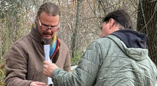 Famiglia nel bosco, la giornata di Natale del papà: l’incontro con i figli, l’abbraccio alla moglie, il pranzo da solo